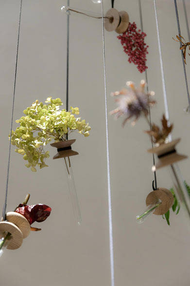 <strong>eN｜エン</strong>　一輪挿し「suspended flower」1890円（eN-001、サイズ｜ø49×H160、素材｜oak / walnut ＋ glass＋ waxcode＜2m＞）