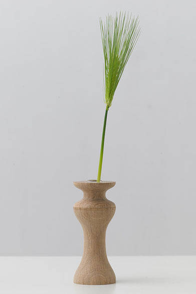 <strong>eN｜エン</strong>　花器「flower base」small 2520円、midium 2835円、large 3150円（eN-002 / 003 / 004、サイズ｜eN-002 / ø49×H120、eN-003 / ø49×H140、eN-004 / ø49×H160、素材｜oak / walnut ＋ glass）