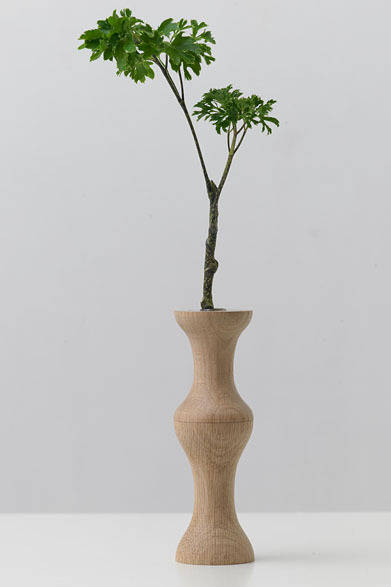 <strong>eN｜エン</strong>　花器「flower base」small 2520円、midium 2835円、large 3150円（eN-002 / 003 / 004、サイズ｜eN-002 / ø49×H120、eN-003 / ø49×H140、eN-004 / ø49×H160、素材｜oak / walnut ＋ glass）