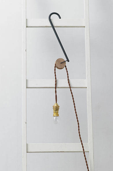 <strong>eN｜エン</strong>　吊り照明「hunger Light」small 1万6800円、large 1万8900円（eN-005 / 006、サイズ｜small φ49×H270×W160、large φ49×H520×W160、素材｜oak / walnut ＋ steel (powder coating) ＋ brass-light＜lamp 25w / cord2.5m＞）