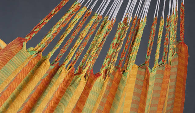 <strong>LIVING MOTIF｜リビング・モティーフ</strong>　ハンモック「CAROLINA」オレンジストライプ 2万1000円(コットン100％、布部分幅｜160cm、全長｜350cm、耐荷重｜160kg＜スタンド使用時120kg＞）