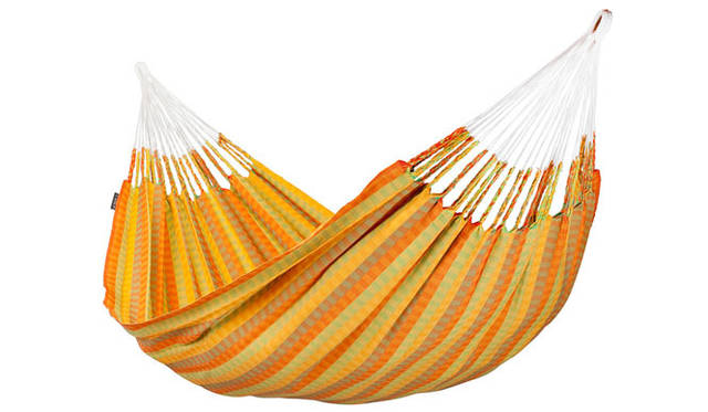 <strong>LIVING MOTIF｜リビング・モティーフ</strong>　ハンモック「CAROLINA」オレンジストライプ 2万1000円(コットン100％、布部分幅｜160cm、全長｜350cm、耐荷重｜160kg＜スタンド使用時120kg＞）