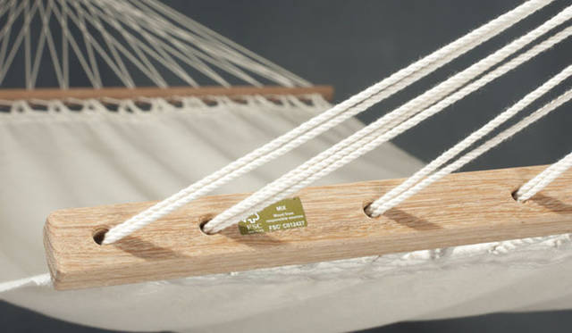 <strong>LIVING MOTIF｜リビング・モティーフ</strong>　ハンモック「MODESTA」ホワイト 1万6800円（オーガニックコットン100％、布部分幅｜110cm、全長｜330cm、耐荷重｜120kg）