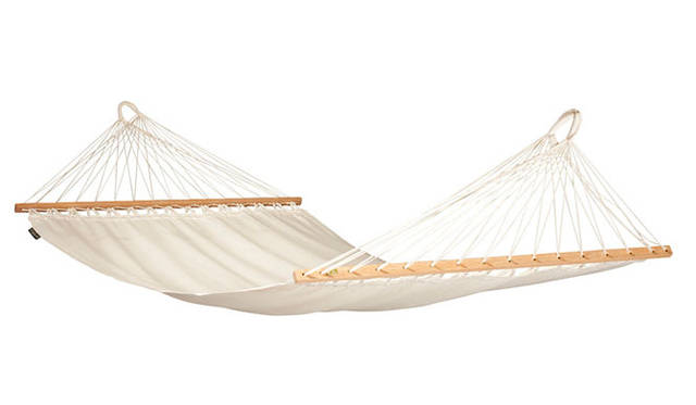 <strong>LIVING MOTIF｜リビング・モティーフ</strong>　ハンモック「MODESTA」ホワイト 1万6800円（オーガニックコットン100％、布部分幅｜110cm、全長｜330cm、耐荷重｜120kg）