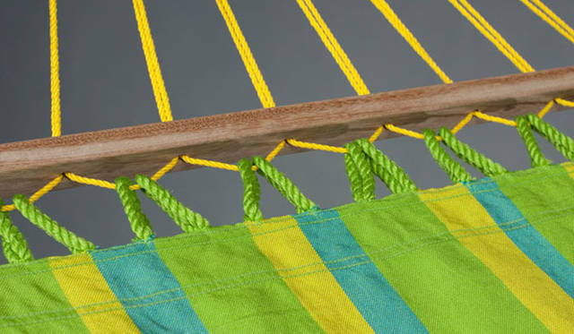 <strong>LIVING MOTIF｜リビング・モティーフ</strong>　ハンモック「SONRISA」グリーンストライプ 1万6800円（ポリプロピレン100％、布部分幅｜110cm、全長｜330cm、耐荷重｜120kg）