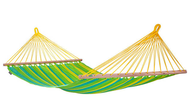 <strong>LIVING MOTIF｜リビング・モティーフ</strong>　ハンモック「SONRISA」グリーンストライプ 1万6800円（ポリプロピレン100％、布部分幅｜110cm、全長｜330cm、耐荷重｜120kg）