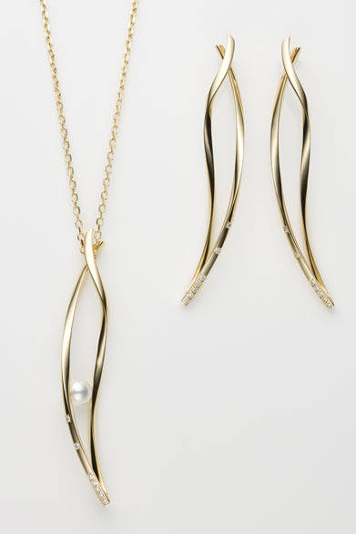 <strong>MIKIMOTO｜ミキモト</strong>　MIKIMOTO COLLECTION「Blooming Ever」ペンダント16万8000円（アコヤ真珠約5.50mm、ダイアモンド約0.05ct、チェーン全長約45cm(丸環にて全長約42cmに調節可能）、トップ天地約5.7cm、K18製)、ピアス23万1000円（ダイアモンド約0.05ct×2、実寸天地約5.6cm、K18製）
