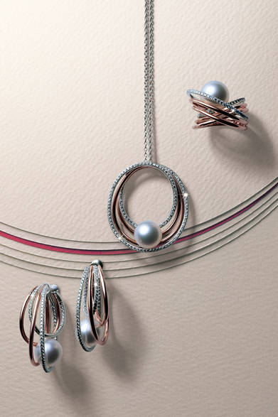 <strong>MIKIMOTO｜ミキモト</strong>　MIKIMOTO JEWELRY COLLECTION「kaguwashi」リング147万円、ペンダント168万円、イアリング241万5000円（すべて白蝶真珠・ダイアモンド、PGK18・WGK18製）