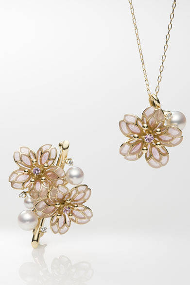 <strong>MIKIMOTO｜ミキモト</strong>　ブローチ27万3000円、ペンダント17万8500円