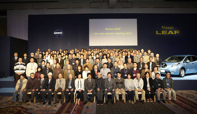 <strong>NISSAN LEAF｜</strong>室内での記念写真。
