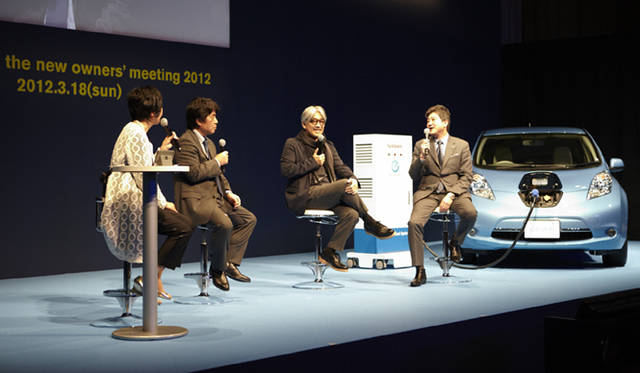 <strong>NISSAN LEAF｜</strong>第一部のトークショー。左から小宮悦子氏、村上龍氏、坂本龍一氏、日産の渡部英朗氏。