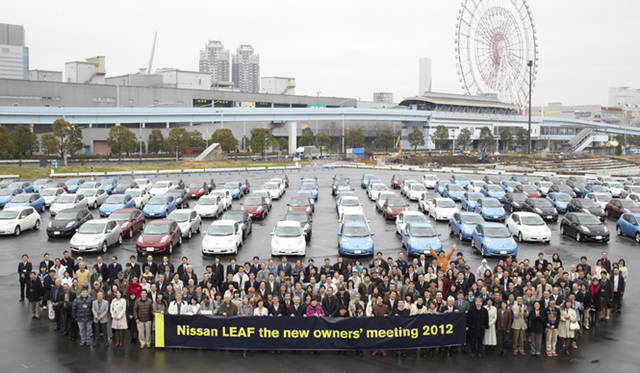 <strong>NISSAN LEAF｜</strong>最後は屋外で、オーナー150組とそれぞれのリーフを記念撮影。