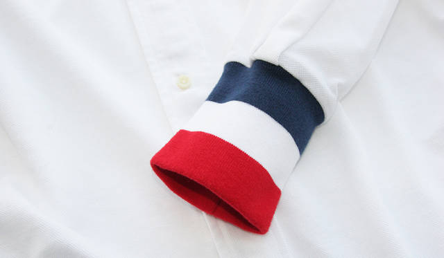 <strong>flaph × BARNEYS NEYORK</strong>　トリコロールカラーの袖には肉厚なスウェット素材を採用。