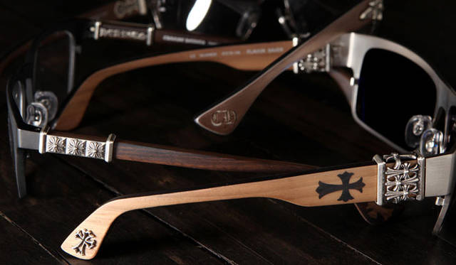 <strong>CHROME HEARTS｜クロムハーツ</strong>　手前／モデル“FLAVOR SAVER”22万4700円、中／モデル“SLHOOKER”19万4250円、奥／モデル“THROAT COAT”21万7350円