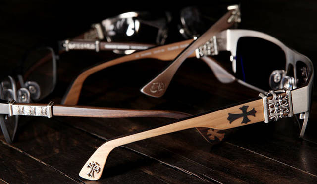 <strong>CHROME HEARTS｜クロムハーツ</strong>　手前／モデル“FLAVOR SAVER”22万4700円、中／モデル“SLHOOKER”19万4250円、奥／モデル“THROAT COAT”21万7350円