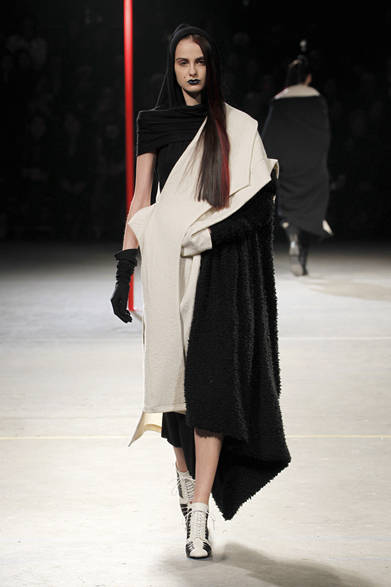 <strong>YOHJI YAMAMOTO｜ヨウジヤマモト</strong>　2012-13年秋冬コレクション速報