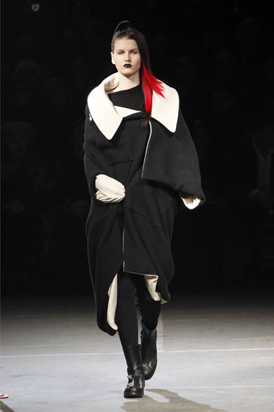 <strong>YOHJI YAMAMOTO｜ヨウジヤマモト</strong>　2012-13年秋冬コレクション速報