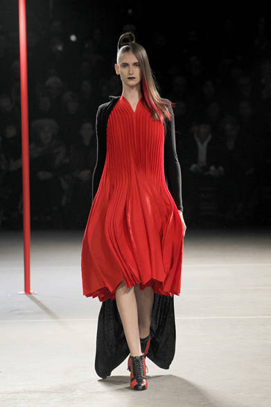 <strong>YOHJI YAMAMOTO｜ヨウジヤマモト</strong>　2012-13年秋冬コレクション速報