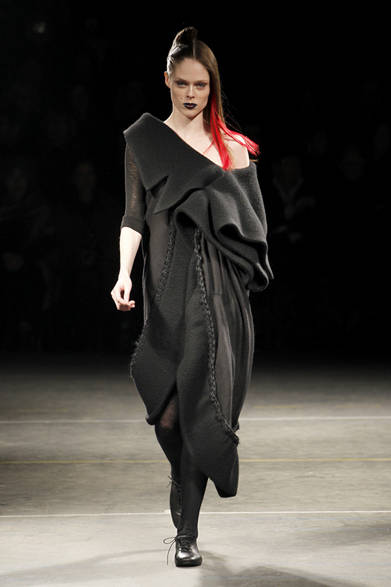 <strong>YOHJI YAMAMOTO｜ヨウジヤマモト</strong>　2012-13年秋冬コレクション速報