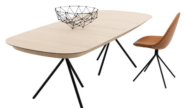 <strong>BoConcept｜ボーコンセプト</strong>　“オタワ”ダイニングコレクション　ダイニングテーブル（オーク / マットブラック）24万9500円、オタワ チェア（各種ファブリック&レザーあり / ライトブラウン サルヴァドーレレザー/マットブラック）11万2000円