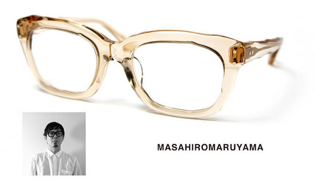 <strong>プロジェクト“Tokyo EyEs” </strong>　  <strong>MASAHIROMARUYAMA（マサヒロマルヤマ）</strong>　“unfinished art（未完成のアート作品）”というコンセプトのもとに、“Dessin（デッサン）”というテーマでデザインされたカタチは、デザイナーと熟練の職人との徹底的な対話から生まれる。メガネの機能性はもちろん、フレームの全体的なバランス、デザインイメージの表現は、技術力のある熟練の職人の存在によって可能となっている。