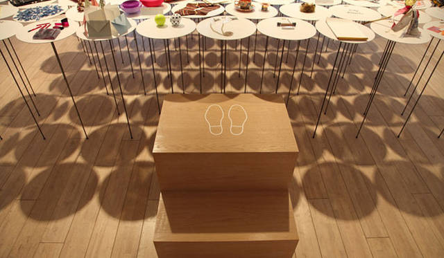 <strong>「365日 Charming Everyday Things」（サンロクゴ）</strong>　銀座『ポーラ ミュージアム アネックス』　少し視点を変えて、このステップに上がって見る景色も圧巻。ぜひ会場でトライ！