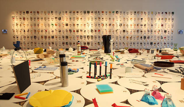 <strong>「365日 Charming Everyday Things」（サンロクゴ）</strong>　銀座『ポーラ ミュージアム アネックス』　日めくりカレンダーが1日ずつ貼られている壁面にも注目。