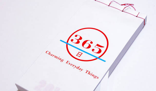 <strong>「365日 Charming Everyday Things」（サンロクゴ）</strong>　銀座『ポーラ ミュージアム アネックス』　日めくりカレンダーは、各アイテムを1日1ページで紹介。一つひとつのアイテムに、国井美果さんが自分の生活に取り入れたときの楽しい気分を想像できる素敵なコピーが添えられている。2625円（会場で販売）