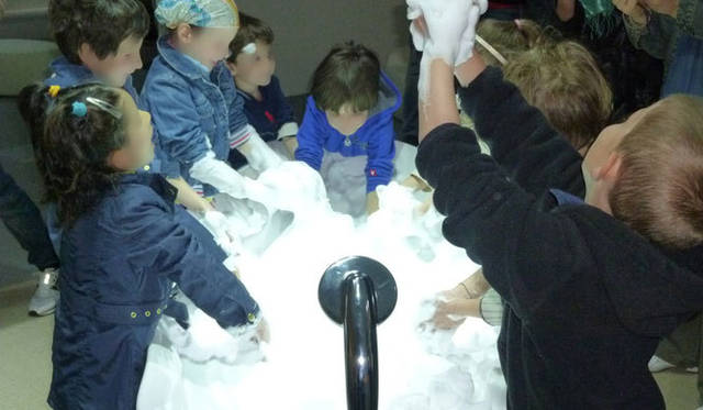 <strong>生活を一変させる可能性を秘めた“泡”！</strong>　子どもたちも泡に大はしゃぎ。昨年のミラノサローネにて