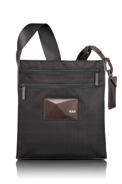 <strong>TUMI｜トゥミ</strong>　Dror for TUMIコレクション　ドロール・スリム・クロスボディ 3万7800円（30.5×28×5cm）