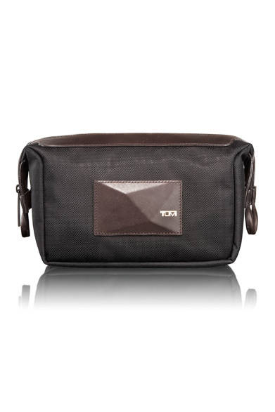 <strong>TUMI｜トゥミ</strong>　Dror for TUMIコレクション　ドロール・トラベル・キット 2万4150円（14.5×22×10.25cm）