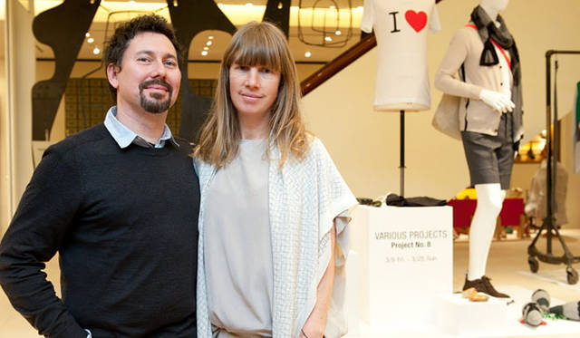 <strong>BARNEYS NEW YORK｜バーニーズ　ニューヨーク</strong>　銀座店にて、ヴァリアス・プロジェクトのElizabeth BeerとBrian Janusiak。