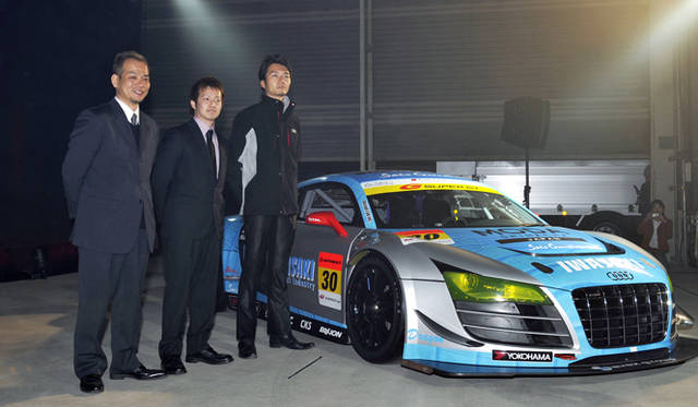 <strong>R8 LMS ultraで参戦するaprチーム。監督 金曽裕人氏とドライバー 岩崎祐貴、坂本雄也両選手</strong>
