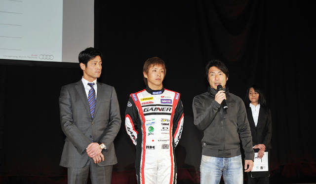 <strong>GAINERから田中監督代行、平中克幸選手、田中哲也選手（左から）</strong>