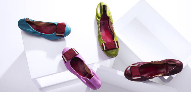 <strong>BALLY｜バリー</strong>　2011年に登場した「Bally-Rina（バリーリーナ）」。2010年よりクリエイティブディレクターを務めるグラエム・フィドラーとマイケル・ヘルツによるあたらしいコレクション。触ると驚くほど柔らかいラムレザーが使用され、包み込むような履き心地。まるでルームシューズのように足にフィットするのも特長。赤×白のバリー・ストライプがフロントのリボンデザインに取り入れられているのも可愛いポイントだ。「バリーリーナ」シューズ [H0.5cm]　各2万9400円