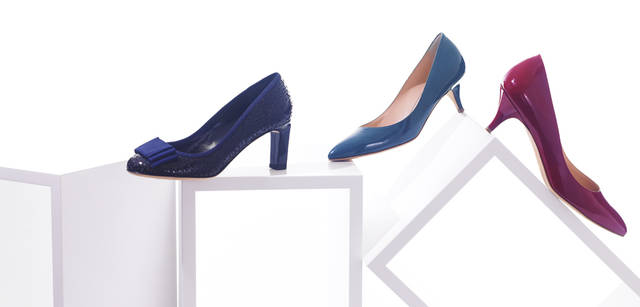 <strong>BALLY｜バリー</strong>　バリーのシューズラインナップのなかでも鉄板的な人気を誇るパンプスのシリーズ。左／エナメルレザーに、スイスクロスのパンチングがほどこされて。パンプス[7cm] 6万5100円、中・右／世界的にベストセラーであるパンプス。絶妙なヒールの高さ含め、歩きやすさがポイント。パンプス [H5cm] 各4万8300円