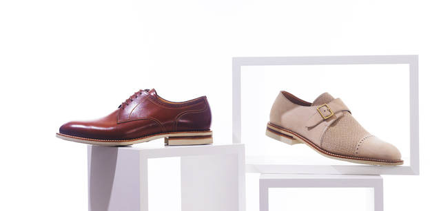 <strong>BALLY｜バリー</strong>　軽さを追求した「スクリーブ・レジェ」。靴底は基本的にラバーが使われるが、１枚レザーを挟み込んでファッション性を出しているところに、バリーのこだわりが感じられる。左／白いステッチがカジュアルでリラックスした雰囲気。シューズ 7万4550円、右／白のパンチングレザーにゴールドの金具をあしらったエレガントな一足。シューズ 7万4550円