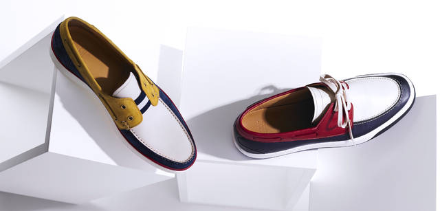 <strong>BALLY｜バリー</strong>　これからの季節はデッキシューズも見逃せない。今季バリーから登場したのは、白のフロントに鮮やかな色づかいをほどこしたもの。バリー・ストライプや「B」のモチーフなど、ところどころにあしらわれたブランドアイコンも、デザインのポイントになっている。左／両足のかかと外側部分に「B」のメタル付き。デッキシューズ 4万4100円、右／紐で結ぶタイプ。デッキシューズ 4万4100円