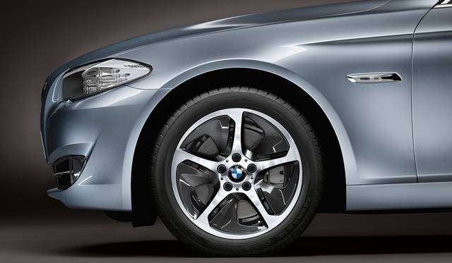 <strong>BMW Activehybrid5｜ビー・エム・ダブリュー アクティブハイブリッド5</strong>　ホイールは専用のものをはく