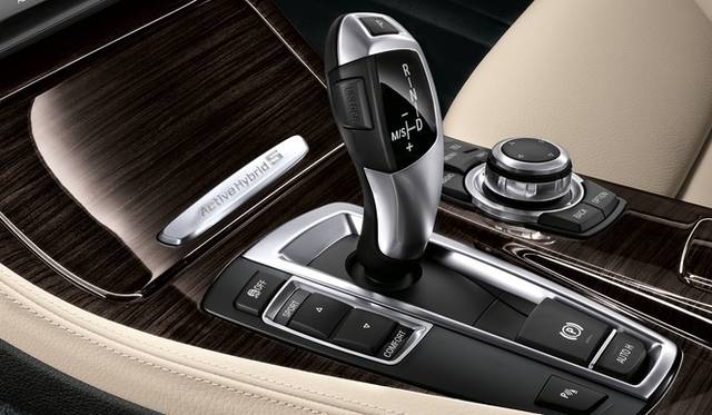 <strong>BMW Activehybrid5｜ビー・エム・ダブリュー アクティブハイブリッド5</strong>　センターコンソールにもバッヂがつく