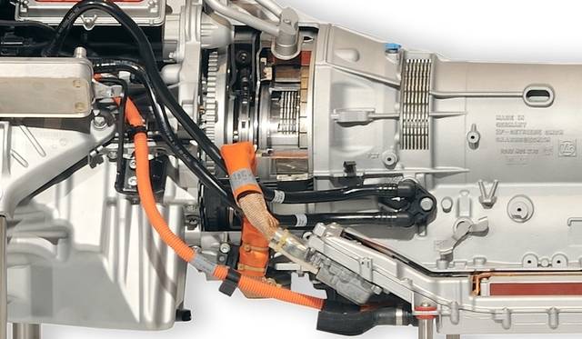 <strong>BMW Activehybrid5｜ビー・エム・ダブリュー アクティブハイブリッド5</strong>　モーターの出力は40kW（55ps）、トルクは210Nm（21.4kgm）