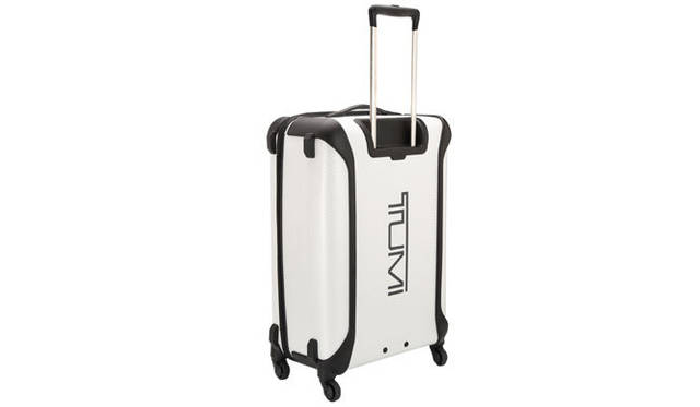 <strong>TUMI｜トゥミ渾身のニューコレクション</strong>　おなじみのロゴが大きくプリントされたスマートな顔立ちのバックサイド。　W35.5×H54.5×D23cm 7万3500円、W44.5×H71×D29cm 9万2400円