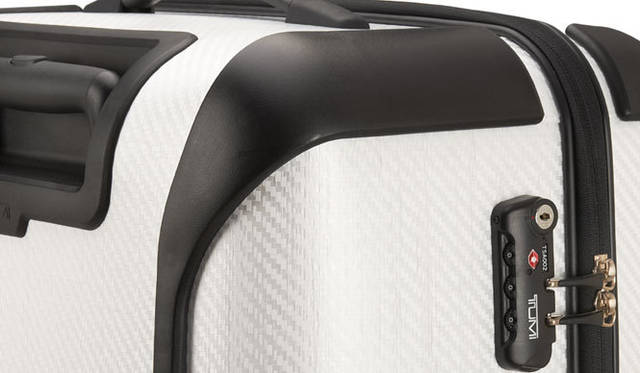 <strong>TUMI｜トゥミ渾身のニューコレクション</strong>　セキュリティはTSAロック方式。安全性も申し分なしである。