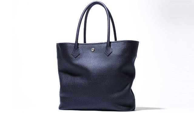 <strong>hinn｜ヒン </strong>　同ブランドの代表的モデル「Shoulder Tote」。W38×H37×D12cm。6万9300円（ヒン）