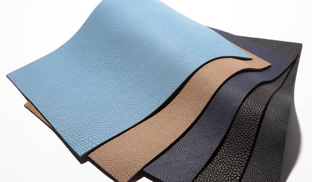 <strong>hinn｜ヒン </strong>　ドイツ、ぺリンガー社のシュリンクレザー。その柔らかさとボリューム、独特のシボが魅力だ。ベーシックカラーと絶妙な色合いに染め上げられたオリジナルカラーが揃う。