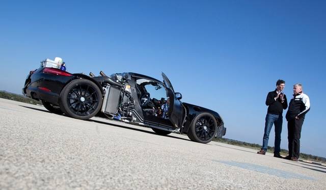 <strong>Porsche 918 Spider｜ポルシェ918スパイダー</strong>　人物右＝ポルシェA.G.開発・調査部門のウォルフガング・ハッツ氏　人物左＝918スパイダーのプロジェクトマネージャー、フランク・ステファン・ヴァリザー博士