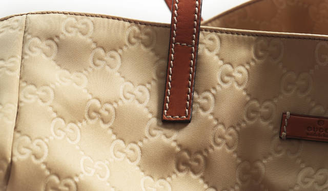 <strong>GUCCI｜グッチ</strong>　適度な厚みとハリのある上質なナイロン素材にGGマークをエンボス加工した新素材ナイロングッチッシマ。立体感のある表情は、まるでレザーのように深みのある光沢をはなつ。