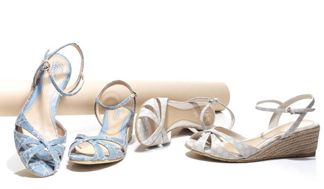 <strong>GUCCI｜グッチ</strong>　左からGGパターンデニムサンダル [ 3.5cm] 4万4100円、ホワイトマイクログッチッシマレザーサンダル[H 3.5cm] 4万7250円