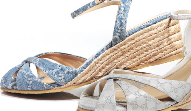 <strong>GUCCI｜グッチ</strong>　手前はブランドのアイコンであるGGパターンを上質なレザーにエンボス加工したグッチッシマレザー。華やかなホワイトレザーも、どこか深みのある表情に仕上がっている。そしてナチュラルな素材と好相性なヴィンテージ感のあるブルーのリネンにも、さりげなくGGパターンがほどこされている。