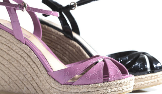 <strong>GUCCI｜グッチ</strong>　従来のグッチッシマレザーに比べ、GGロゴを小さく表現したマイクログッチッシマレザーを使用。そのさりげなさがよりシックな印象を与えている。パテントレザーならではの艶ややかな輝きが、ソールのナチュラルな素材感に女性らしい華やかさをもたらしている。